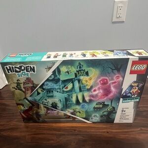 Hidden Side Newbury Haunted High School Lego set.